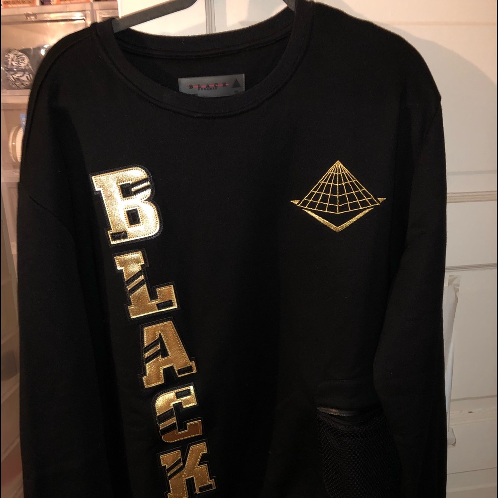 Black Pyramid 2x sweatshirt.